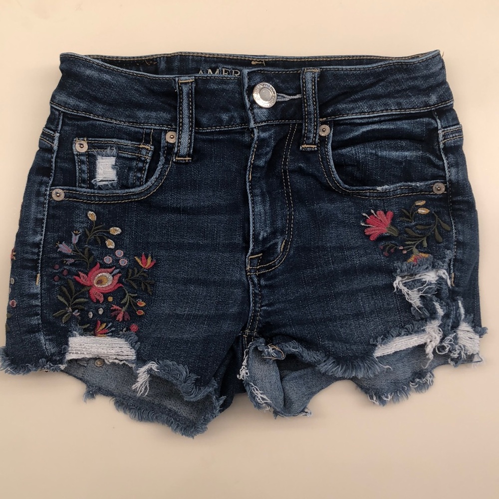 🌺 AE Floral Distressed Denim Shorts 🌺